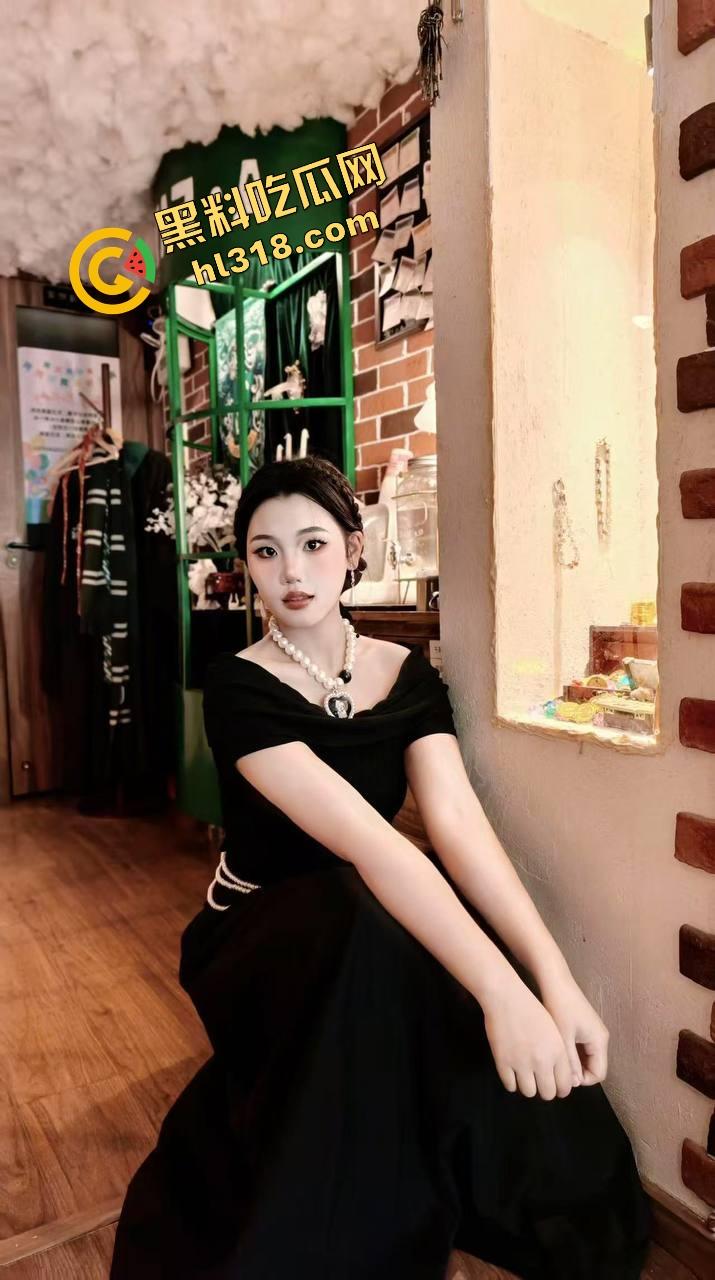 女友出差我带她闺蜜回家，小骚逼喝多还玩手机不让操，直接撕开内裤无套硬上，一插进去立马变乖了！-3