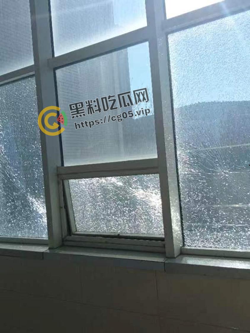 女子十年前因其他人师生恋躺枪被开除 十年内后越想越气回来把学校玻璃全砸了  十年前爱答不理 十年后我重锤出击-2