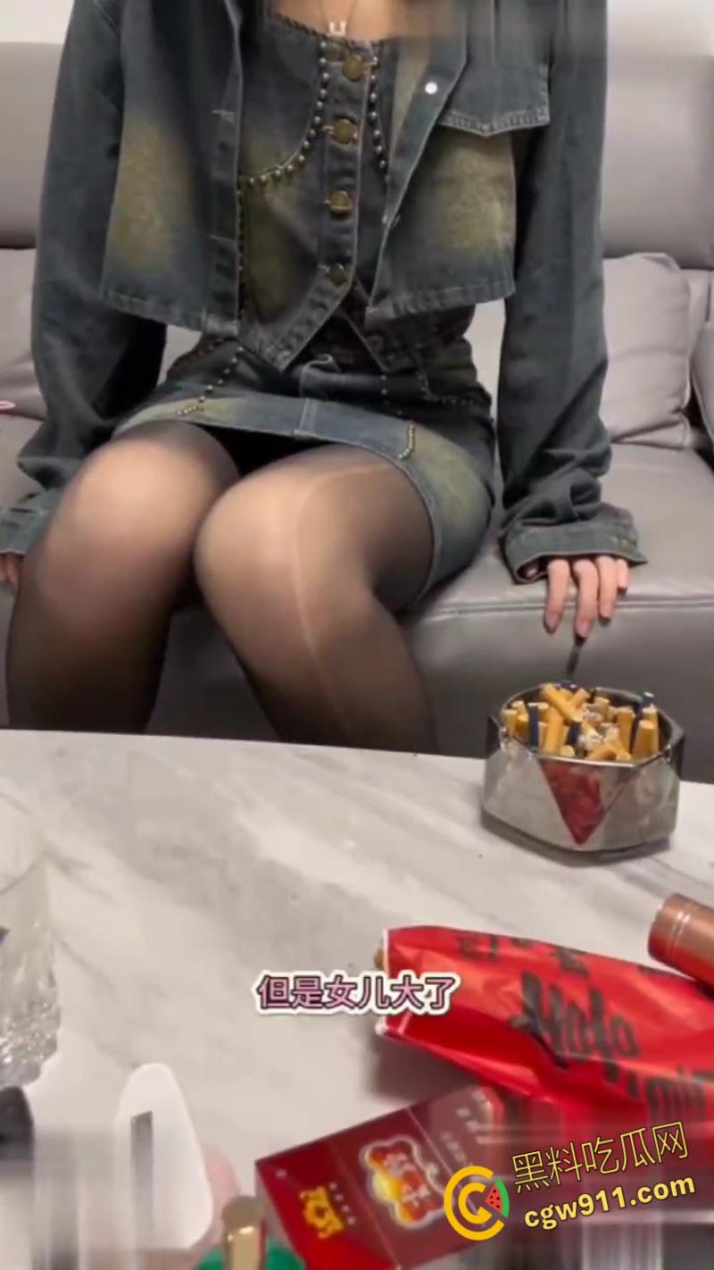 迷奸女儿包臀裙黑丝老师,春药上头高跟鞋跪地口交,翘臀母狗被无套内射,人民教师也一样骚!-1