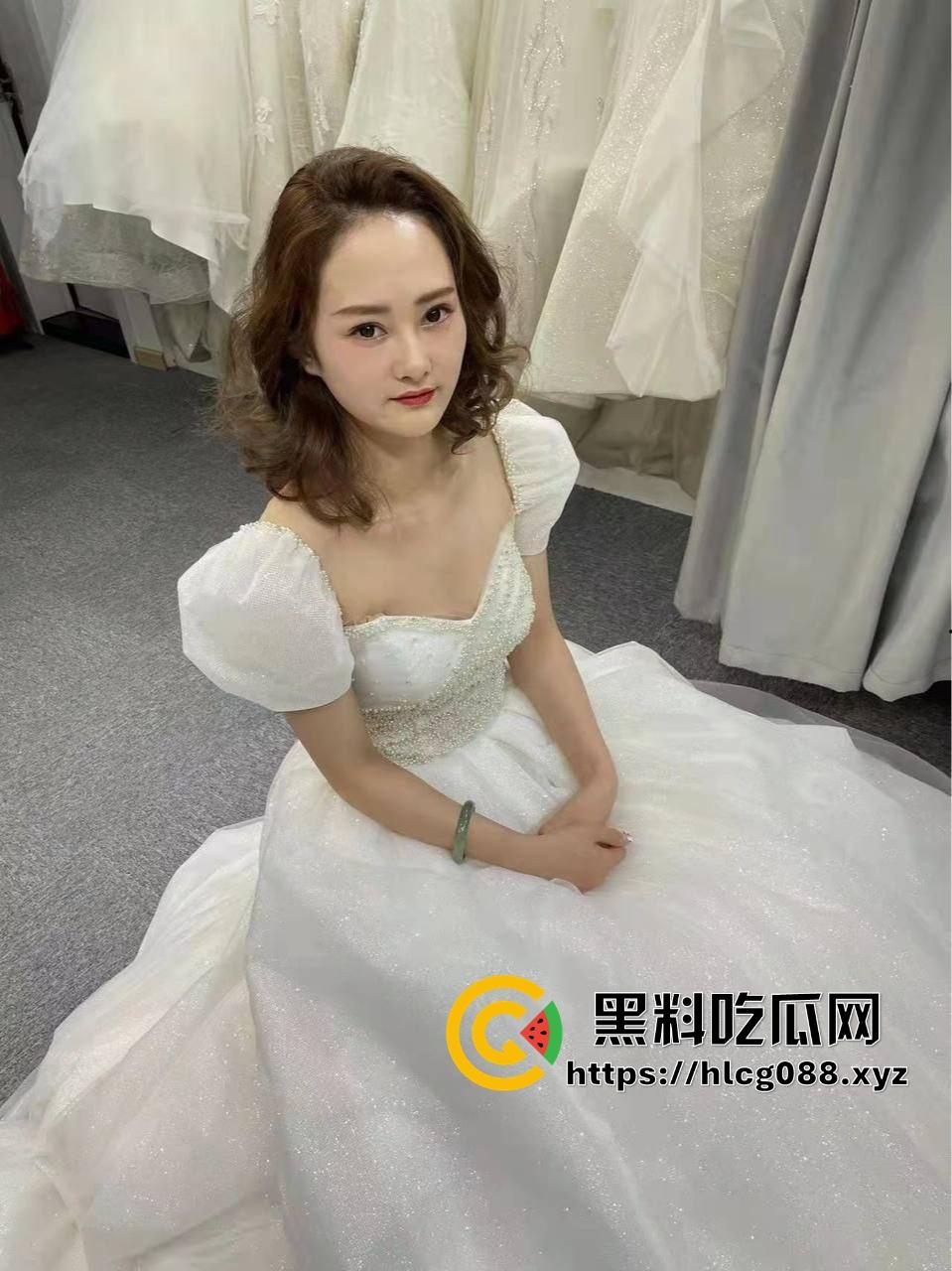 沈阳美容师【马丽丽】婚后不到一年骚翻天,眼罩一戴被单男操得浪叫连连,绿帽老公还他妈投稿炫耀!-5