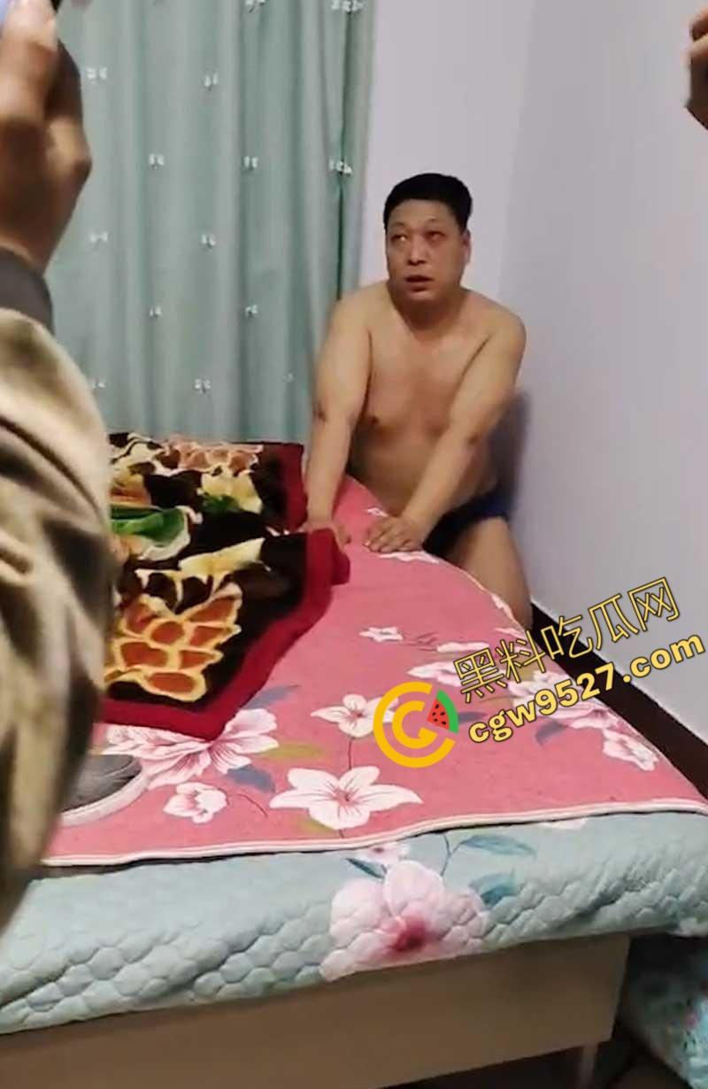 辽宁性感少妇誓死捍卫奸夫！爽的时候勇猛，挨打时却躲在角落，奸夫怂的一逼！-7