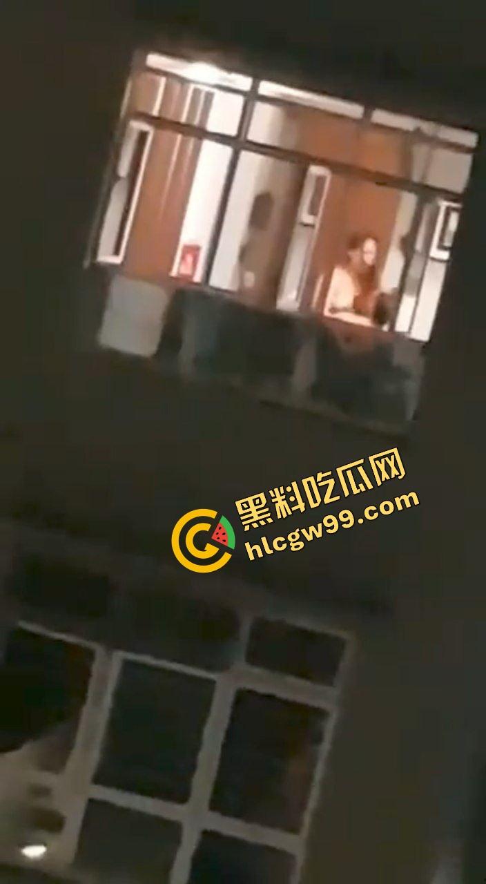 开春啦露出交配时间到！东关小区饥渴少妇 情人节夜晚开灯露出女上骑乘 淫叫声响遍整个小区 惨遭偷拍曝光流出-7