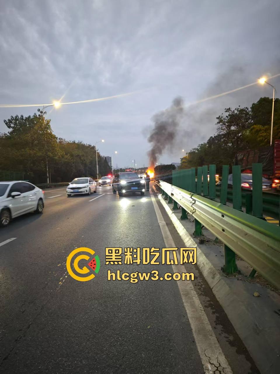 九江首辆紫色小米SU7遭遇车祸 电车安然无恙 油车烧成灰 雷总金字招牌造车没偷工减料!-7