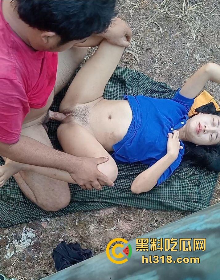 年轻情侣户外野战，衣服围裙一铺倒地就是干，无套猛入花式爆操，画面香艳又刺激！-10