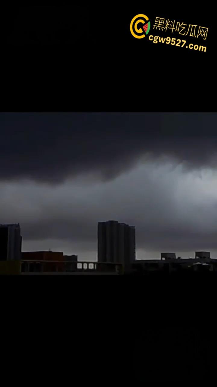 抖音上疯传灵异事件,长白山昆仑山哀牢山天空突变,道友雷电中渡劫升仙,龙影现世抓拍视频大合集 !-5