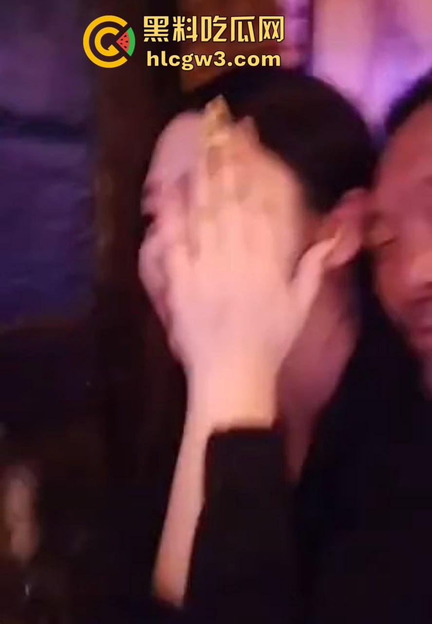 六旬大爷酒吧撩妹成传奇 老牛啃嫩草不落牙,天天换妹打啵亲到腿软 60岁活成20岁的模样!-1