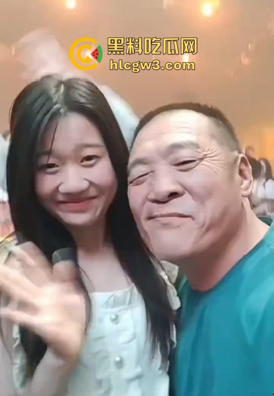 六旬大爷酒吧撩妹成传奇 老牛啃嫩草不落牙,天天换妹打啵亲到腿软 60岁活成20岁的模样!-4