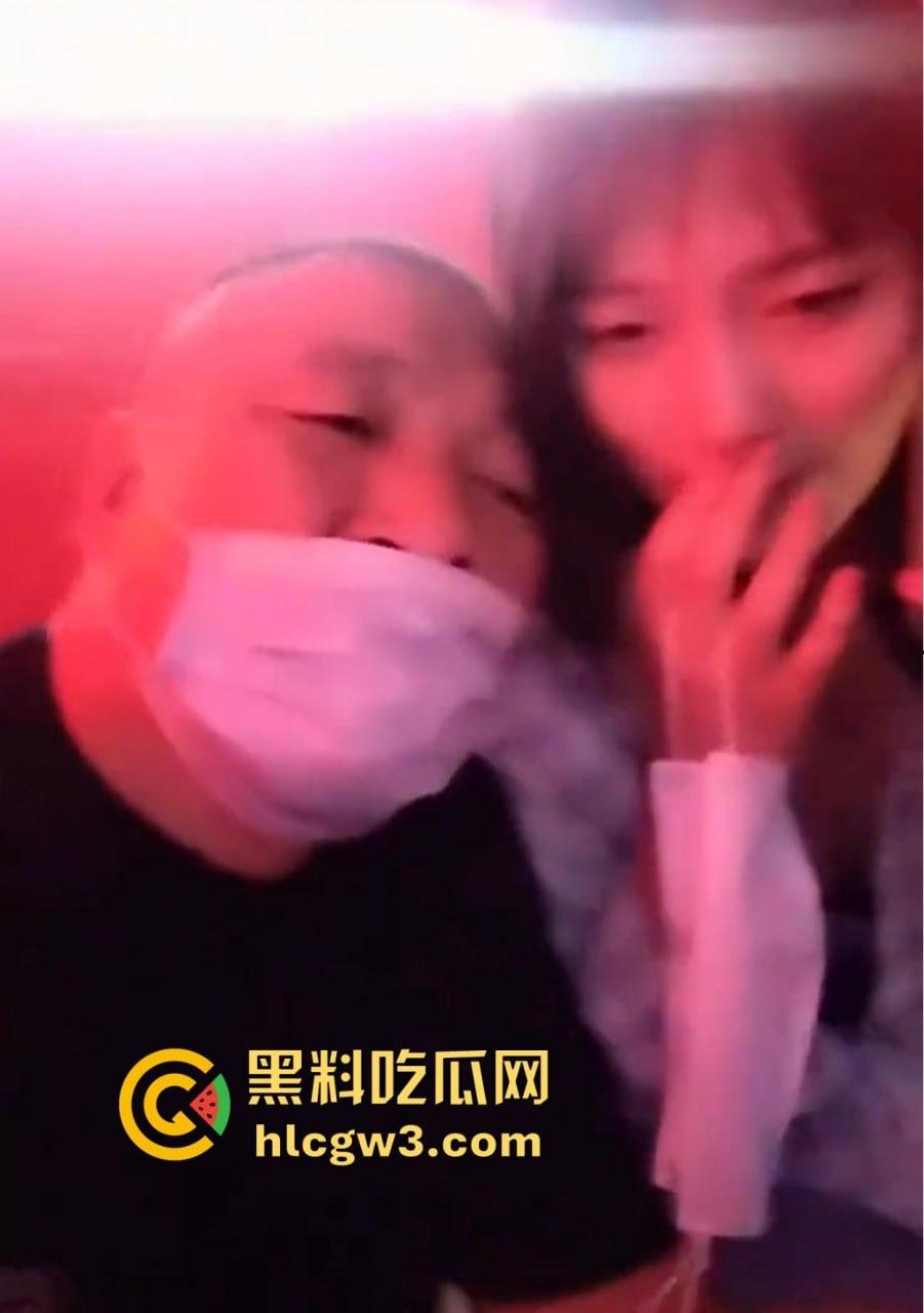 六旬大爷酒吧撩妹成传奇 老牛啃嫩草不落牙,天天换妹打啵亲到腿软 60岁活成20岁的模样!-6