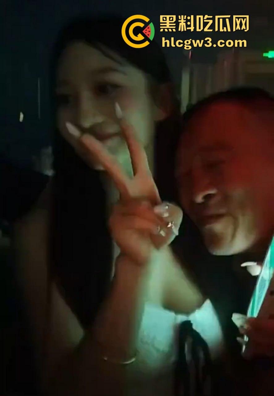 六旬大爷酒吧撩妹成传奇 老牛啃嫩草不落牙,天天换妹打啵亲到腿软 60岁活成20岁的模样!-10
