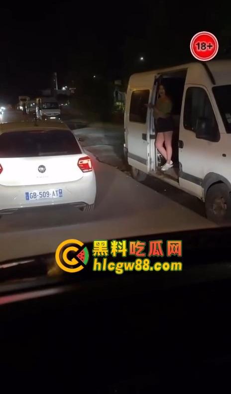 美国站街女卖都玩高端了?依维柯移动炮房遍地开花,一边被操一边跑路,嫖个娼还得坐稳扶好!-11