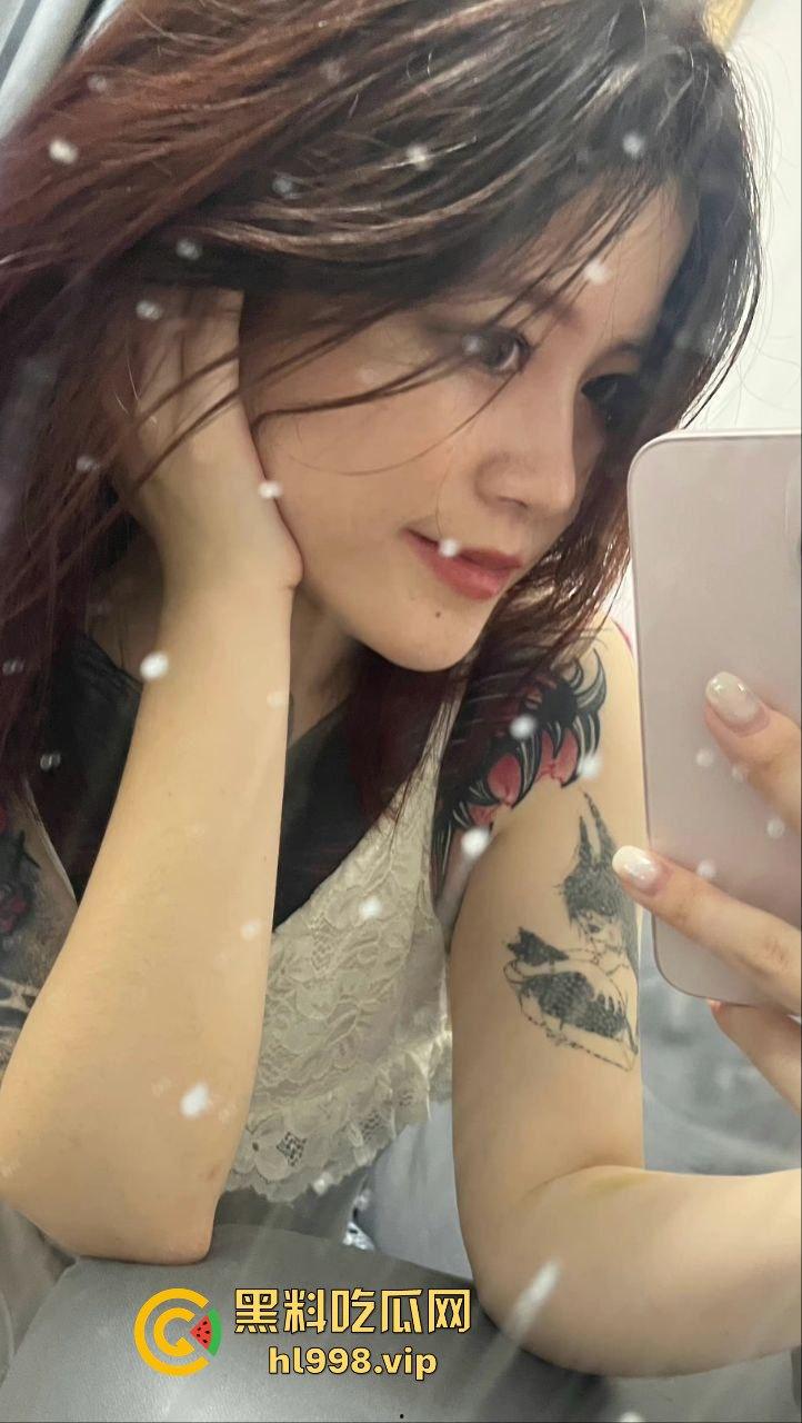 抖音主播【楽涩】国内装乖，国外推特玩骚！奶子逼全给看，找大哥卖逼毫不遮掩！-4