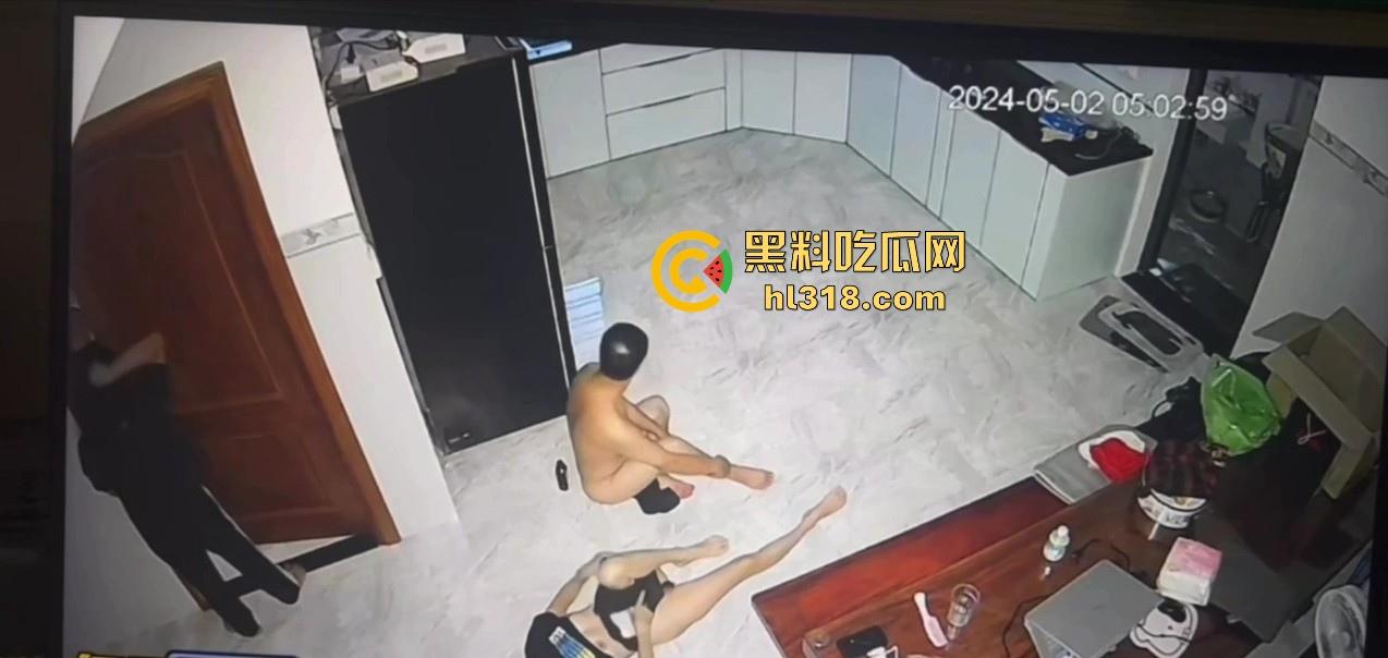 夫妻挑战客厅做爱,正插入猛操时候, 被女儿打开房门撞见了,来不及穿衣只能尴尬互望!-8