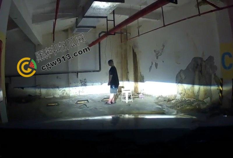 江苏盐城小区地下停车场惊现恐怖一幕，男子吊死引发居民恐慌，车主当场吓尿，瑟瑟发抖-5