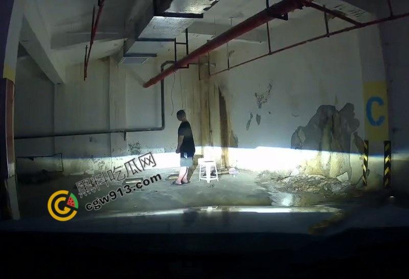 江苏盐城小区地下停车场惊现恐怖一幕，男子吊死引发居民恐慌，车主当场吓尿，瑟瑟发抖-6