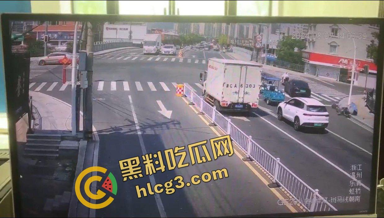 浙江乐清虹桥 特斯拉闯红灯突然加速冲撞电瓶车 造成3人重伤！监控实拍狼藉场面-4