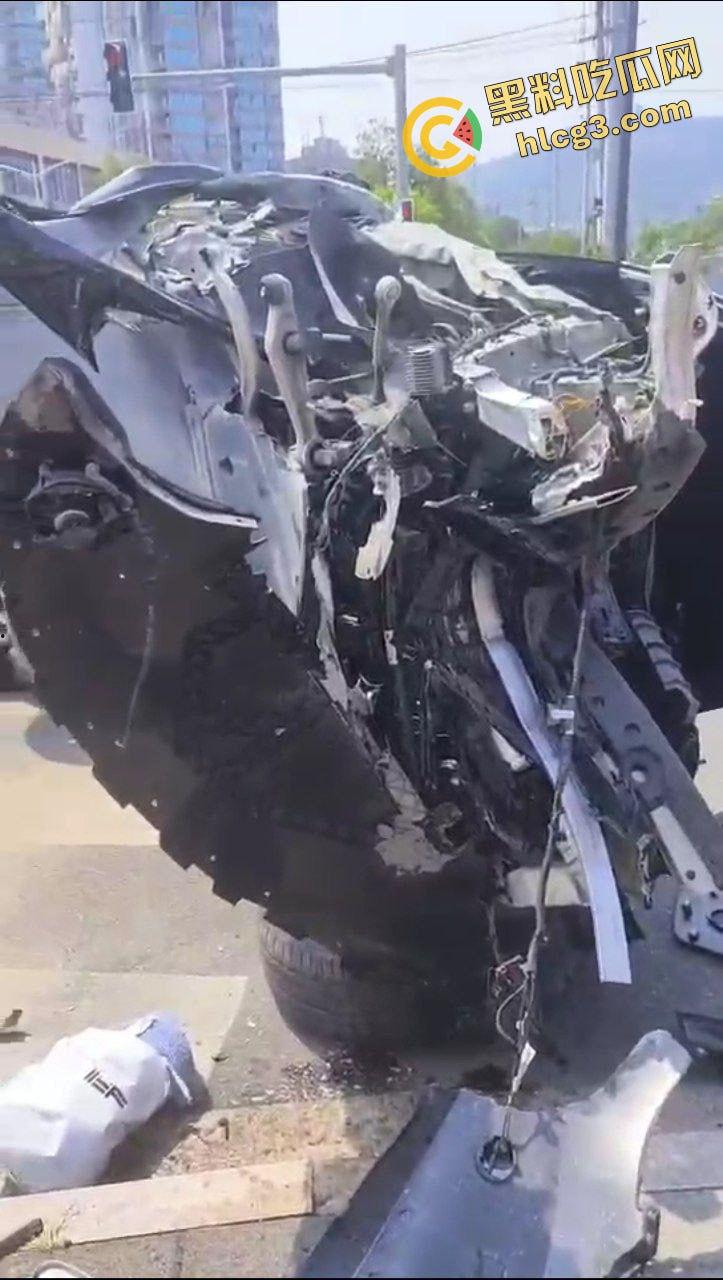 浙江乐清虹桥 特斯拉闯红灯突然加速冲撞电瓶车 造成3人重伤！监控实拍狼藉场面-7