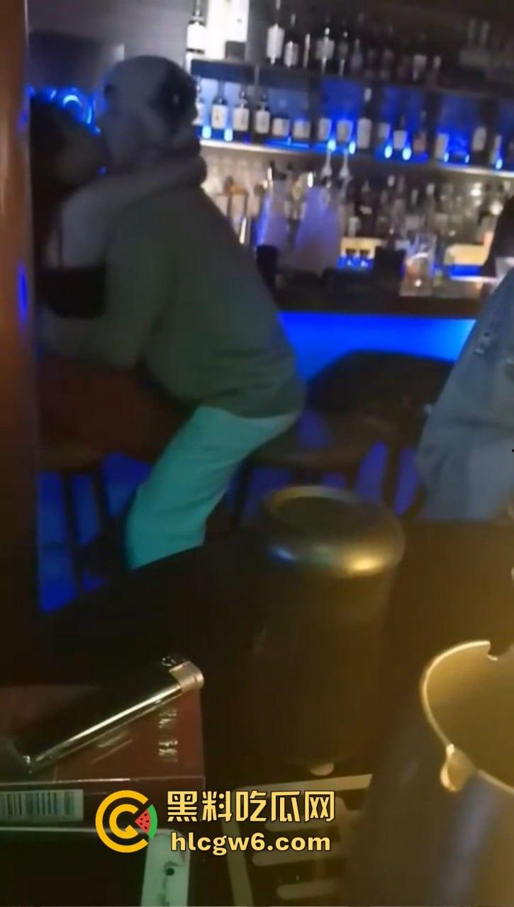 上海东方牧场名不虚传 洋大人一出场 妹子当场湿身舌吻 越亲逼越痒直接厕所开战 吃瓜群众围观拍下爱情大片！-1