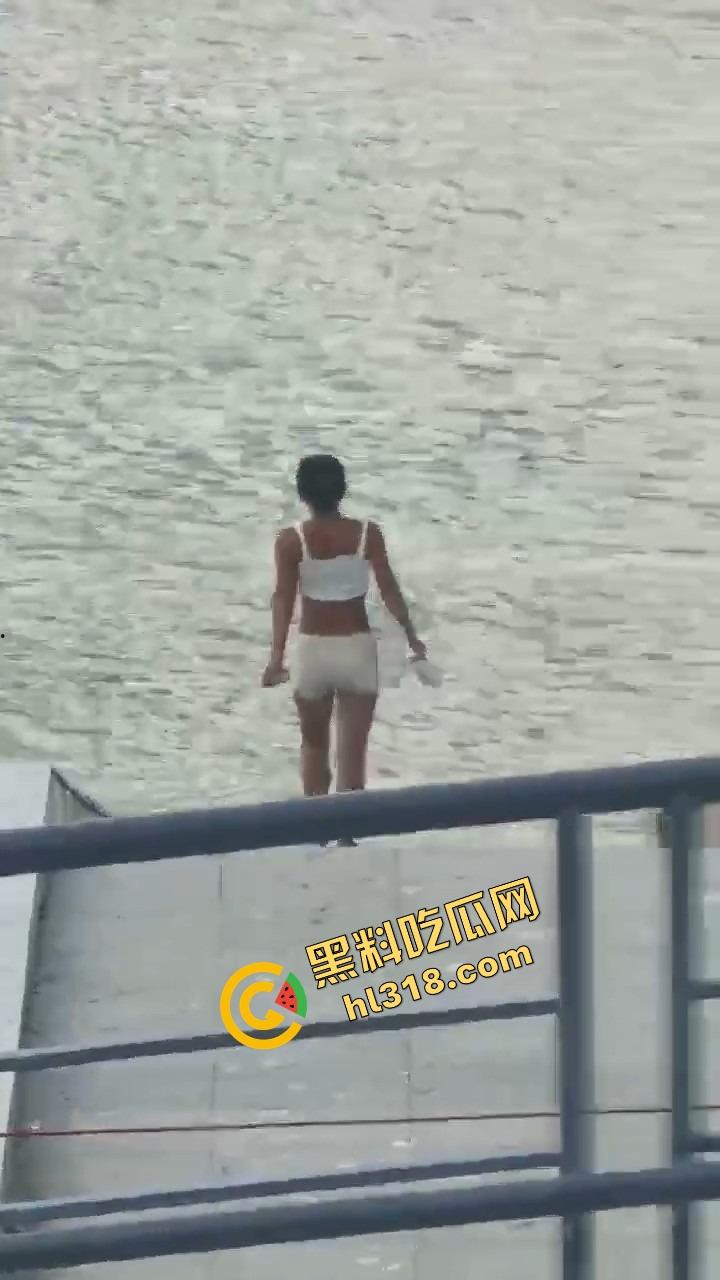 连云港河边裸泳妹子现身，天气一热直接全裸脱下水放飞自我，亲密接触大自然，真就不怕被人看！-7