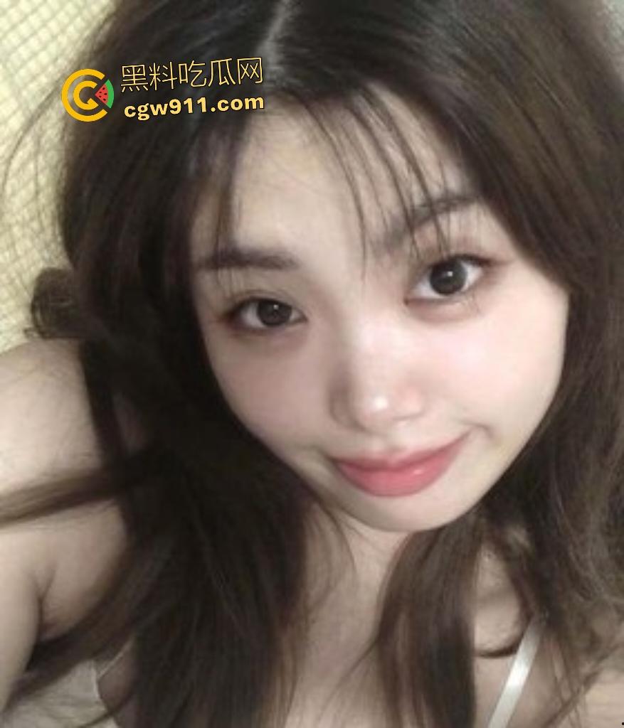 河南理工大学文静女神【邵雨薇】偷吃禁果，床上秒变淫荡母狗，无毛嫩逼被男友抬腿扛肩深插到底！-1