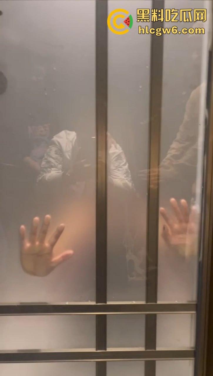 上海东方牧场名不虚传 洋大人一出场 妹子当场湿身舌吻 越亲逼越痒直接厕所开战 吃瓜群众围观拍下爱情大片！-9