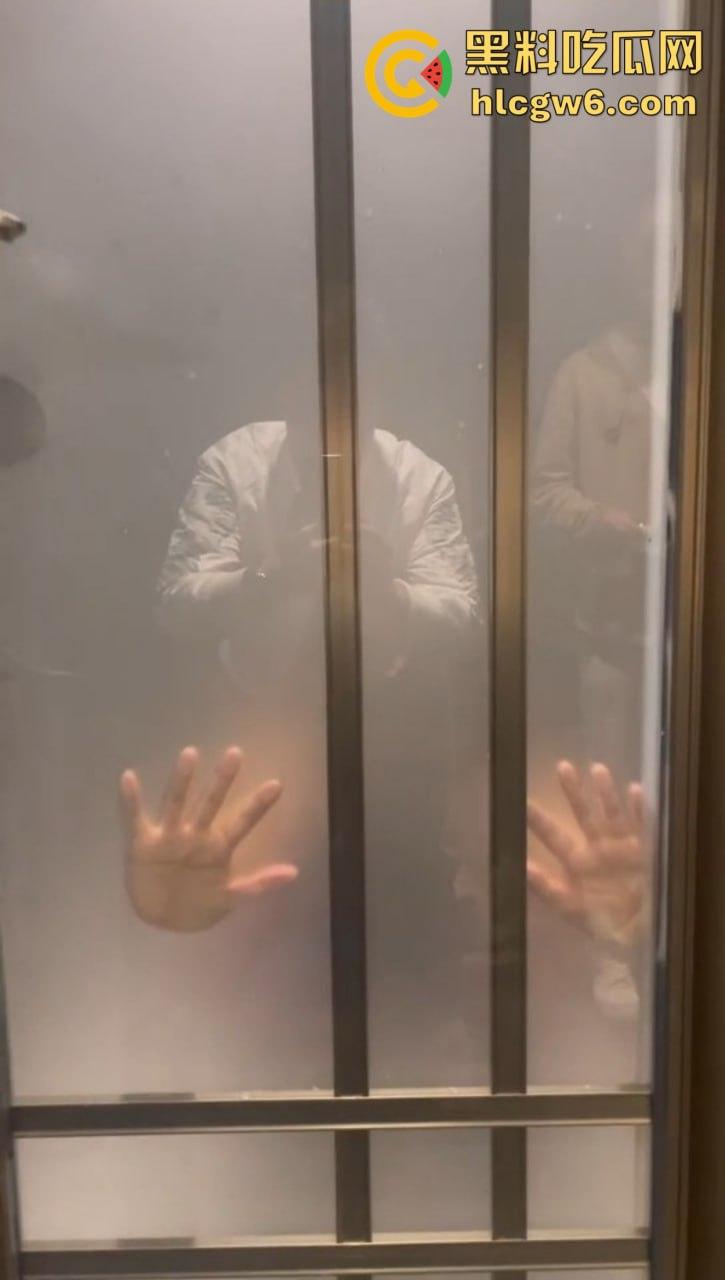 上海东方牧场名不虚传 洋大人一出场 妹子当场湿身舌吻 越亲逼越痒直接厕所开战 吃瓜群众围观拍下爱情大片！-11