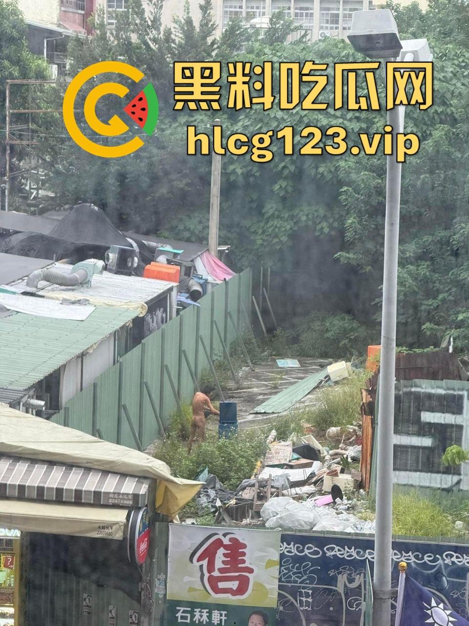 台中垃圾场狠人硬核骚操作！花式操雨伞，捅屁眼，吃瓜群众在高楼全程记录拍摄！-6