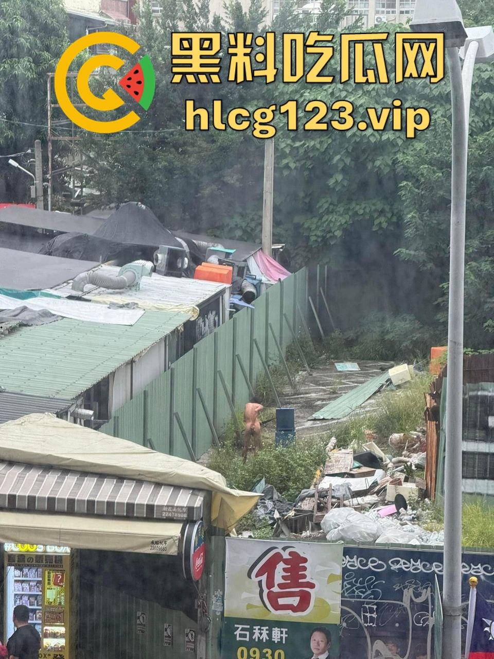 台中垃圾场狠人硬核骚操作！花式操雨伞，捅屁眼，吃瓜群众在高楼全程记录拍摄！-7