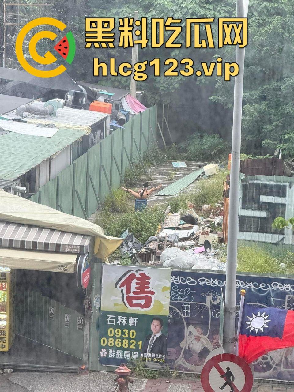 台中垃圾场狠人硬核骚操作！花式操雨伞，捅屁眼，吃瓜群众在高楼全程记录拍摄！-8