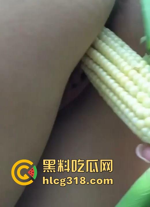 不是玉美都不放过吗！饥渴美女拿未采摘的新鲜玉米自慰，纯天然带颗粒感和高潮更配哦！-9