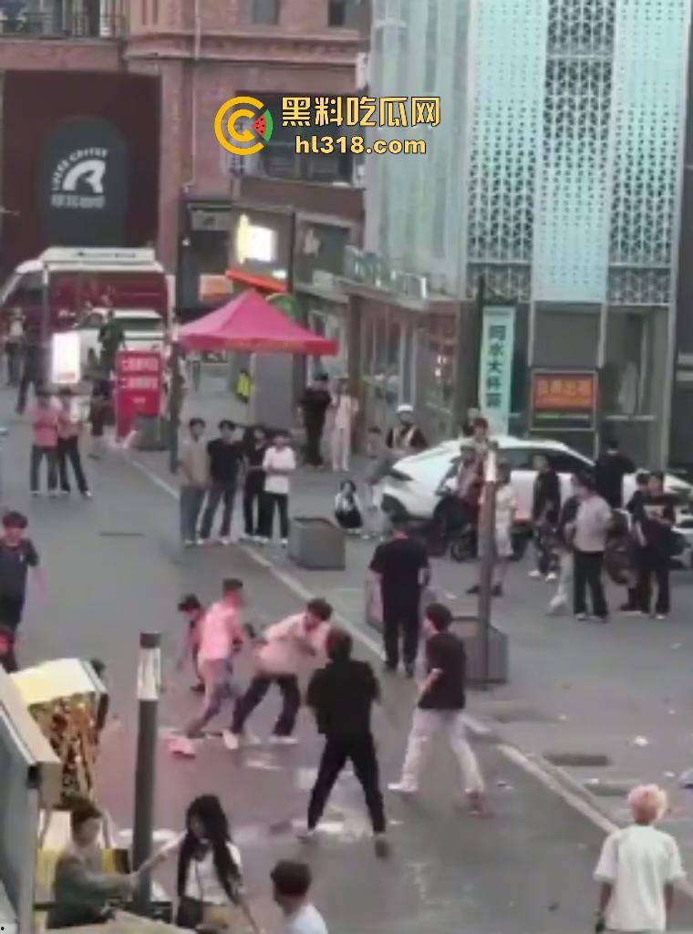 杀马特小年轻群殴纹身社会哥!啤酒瓶爆头血流成河,保安亭前打架无人管制!-3