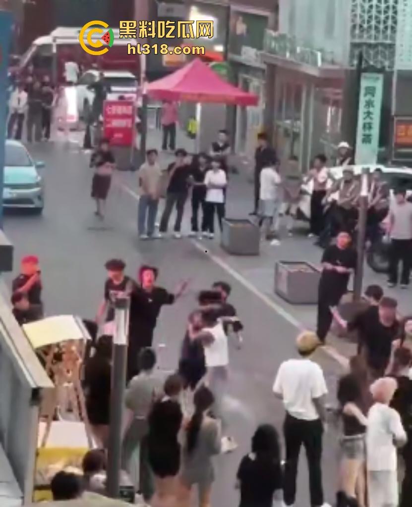 杀马特小年轻群殴纹身社会哥!啤酒瓶爆头血流成河,保安亭前打架无人管制!-4