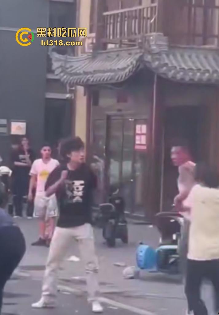 杀马特小年轻群殴纹身社会哥!啤酒瓶爆头血流成河,保安亭前打架无人管制!-5