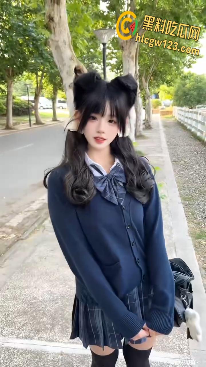 抖音风格万变【漫小a】 穿上衣服是女神 , 被金主脱衣那一刻就是淫荡骚母狗!-2