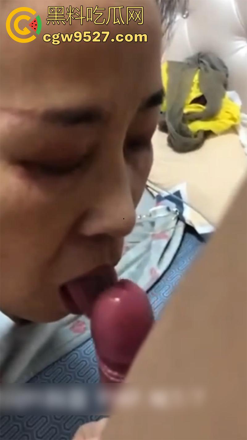 真实乱伦大奶肥臀丈母娘，老丈人外出打工，趁机拿下岳母每日抽插，老婆一走直接开干，太刺激了！-3