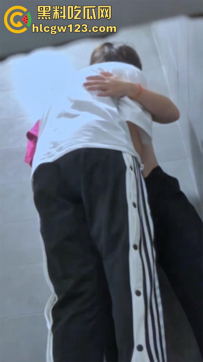 冒死偷拍女厕激情一幕,女同情侣厕所扣穴,还装着有鸡巴顶几下,既然需要找根鸡巴不好么!-2