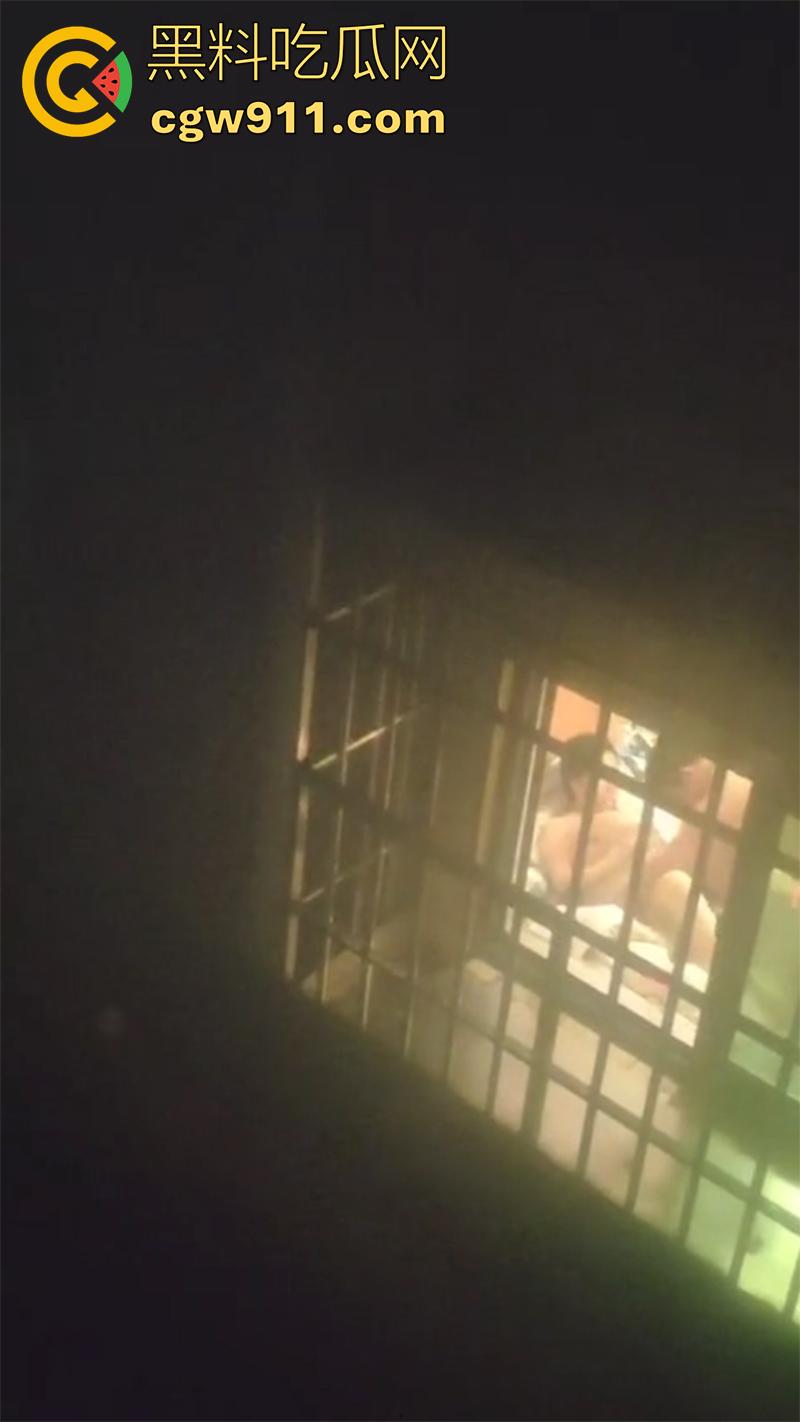 偷拍邻居开窗操逼,大姐趁老公不在偷情,竟开着窗户激情对垒,这段视频留下来,是不是能威胁大姐来一发?-6