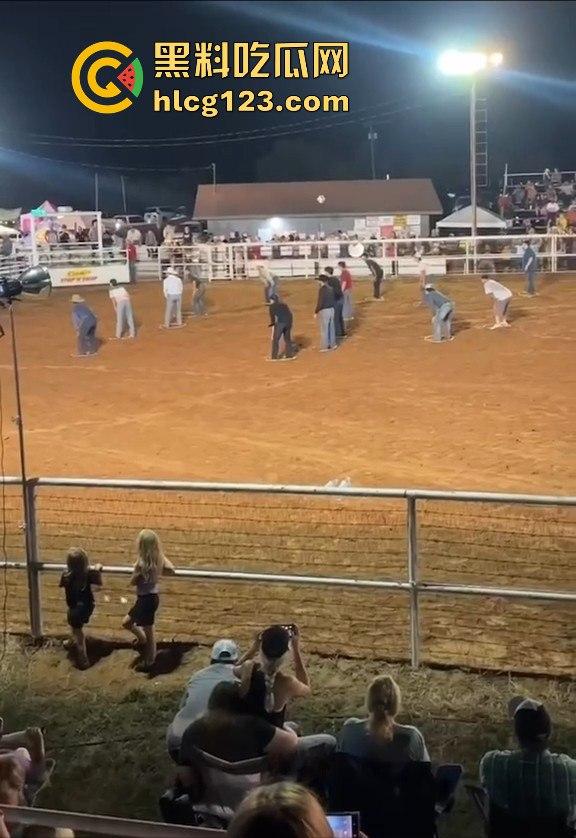 勇敢者的游戏：留在圈里拿10万美元？被牛撞一下骨折赚70万，这笔买卖真划算！-7