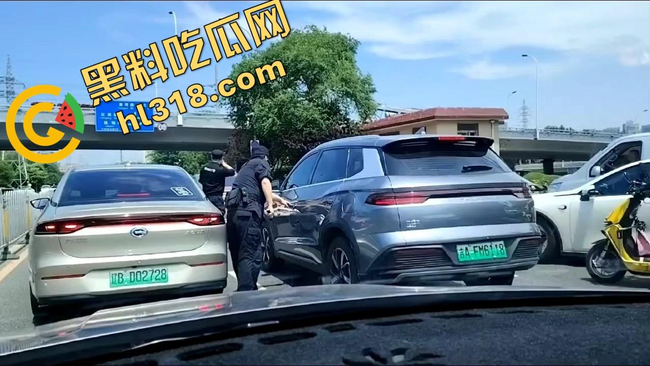 诈骗犯鞠某力大连取款被堵,强行飙车闯卡像拍电影,最后还是人没跑掉、车全撞废了!-2