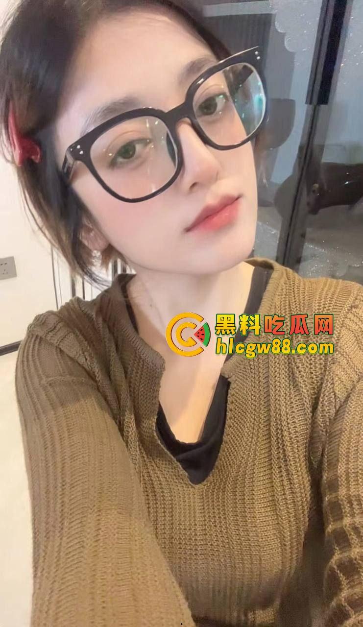 新疆乌鲁木齐财经学院『夏赫曼古丽』混血眼镜婊被颜射满脸,鸡巴吃得香喷喷,管他清不清真照吃不误!-4
