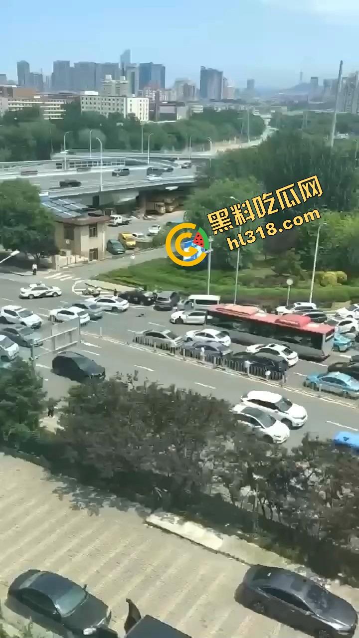 诈骗犯鞠某力大连取款被堵,强行飙车闯卡像拍电影,最后还是人没跑掉、车全撞废了!-8