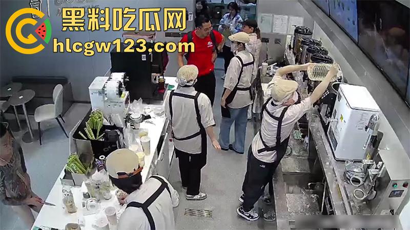 广东纹身精神小伙，吸毒后精神失常，全裸持刀冲入奶茶店，疯狂捅杀客人，全程无一人上前帮忙！-2
