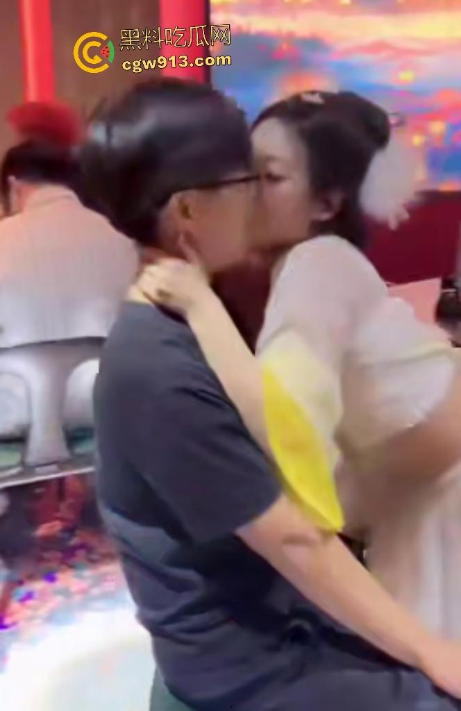 杭州醉舞轻谣国风酒馆，小仙女嘴对嘴喂食露大腿，擦边舞撩汉直接亲脸，迟早被举报翻车！-7