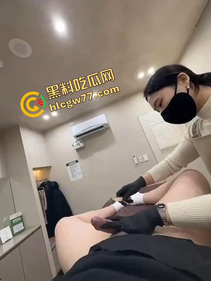 小伙跑去韩国美容院找美女脱鸡巴毛，刚碰就硬，前列腺液直接射手上，真出国放飞！-5