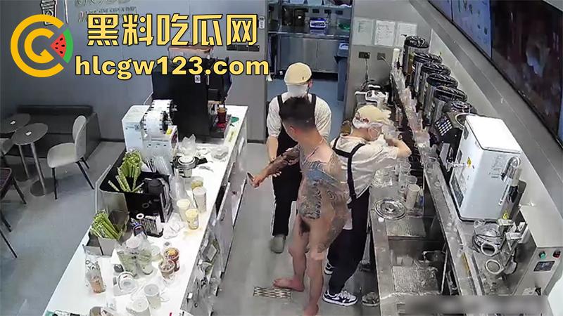 广东纹身精神小伙，吸毒后精神失常，全裸持刀冲入奶茶店，疯狂捅杀客人，全程无一人上前帮忙！-5