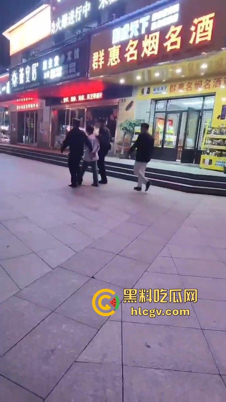 湖南新化大汉龙城斗殴升级！不讲武德，竟直接打死人，最后帽子叔叔带走一人！-5