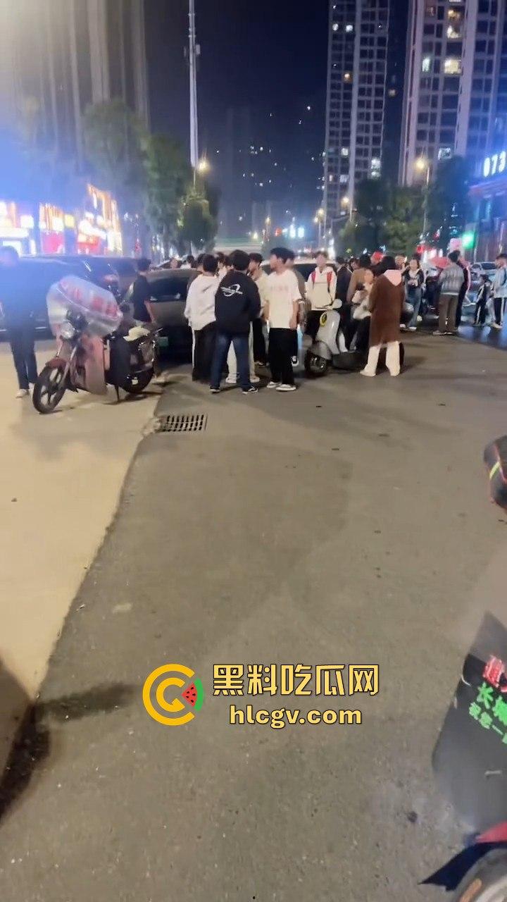 湖南新化大汉龙城斗殴升级！不讲武德，竟直接打死人，最后帽子叔叔带走一人！-6