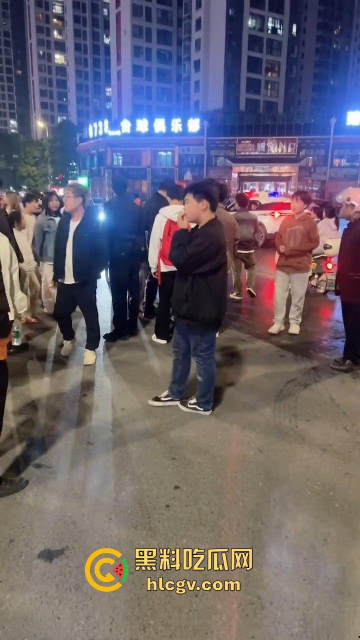 湖南新化大汉龙城斗殴升级！不讲武德，竟直接打死人，最后帽子叔叔带走一人！-8