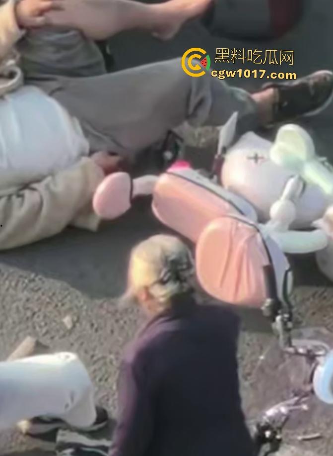 上饶电动车“奥斯卡”撞车大戏,大哥躺地飙演技假装植物人,女人快起来了他还全躺装死,影帝快起来领奖了!-2