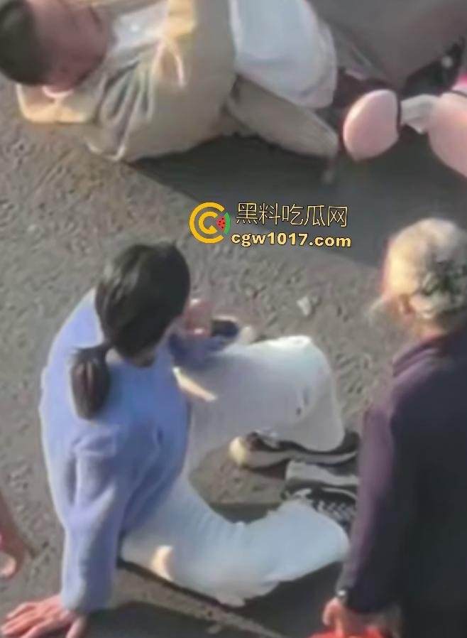 上饶电动车“奥斯卡”撞车大戏,大哥躺地飙演技假装植物人,女人快起来了他还全躺装死,影帝快起来领奖了!-3