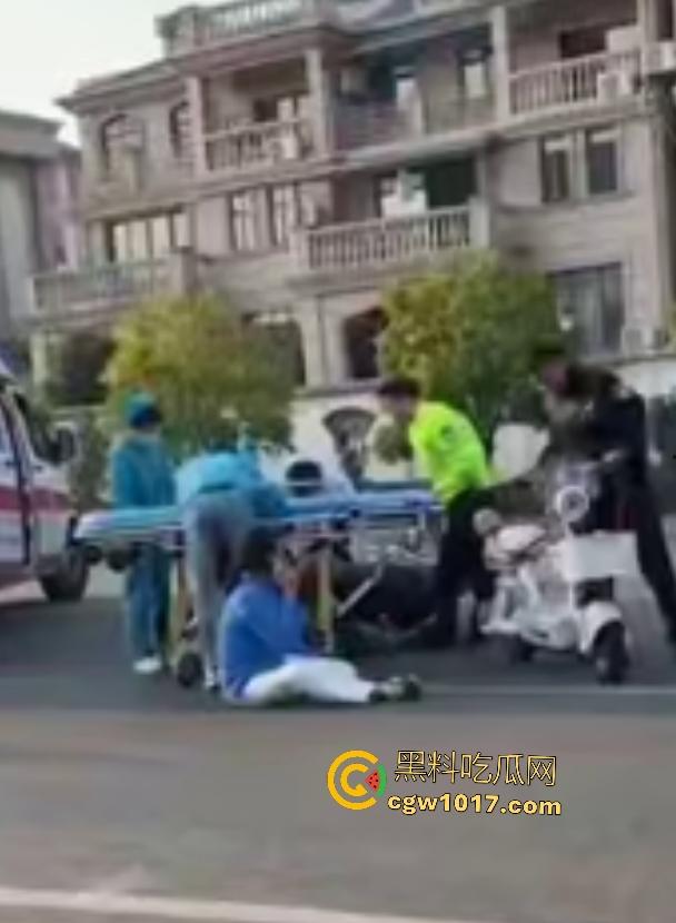 上饶电动车“奥斯卡”撞车大戏,大哥躺地飙演技假装植物人,女人快起来了他还全躺装死,影帝快起来领奖了!-6